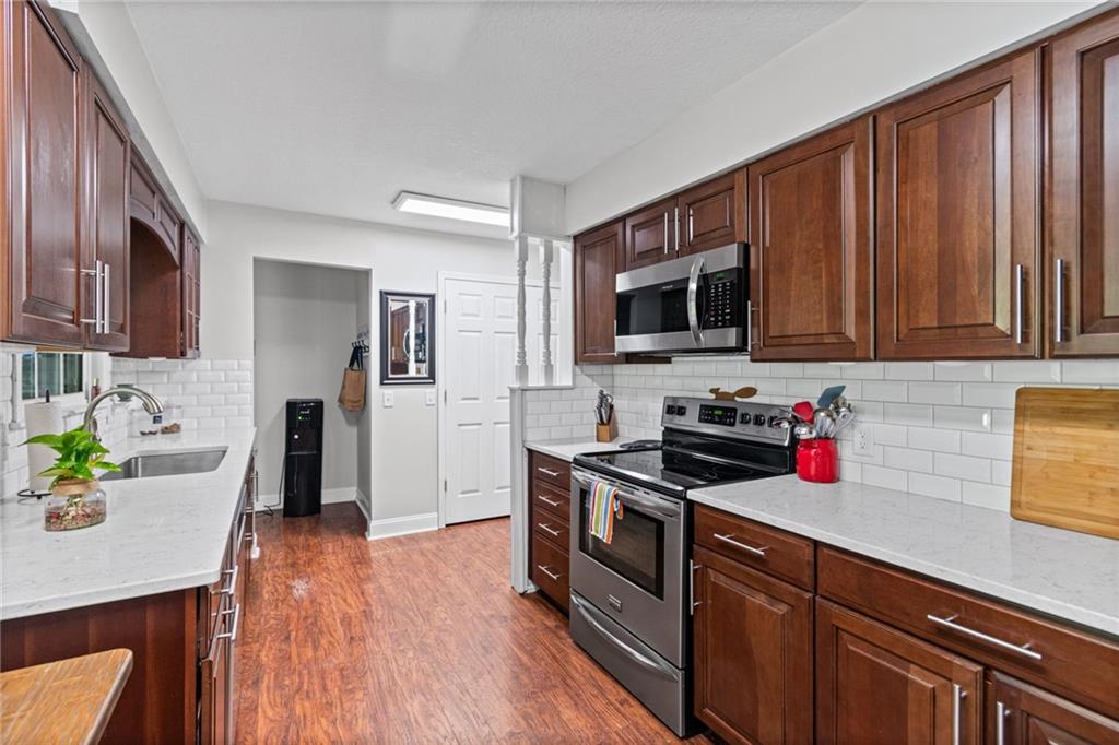 2392 Ne H Highway Property Photo 10