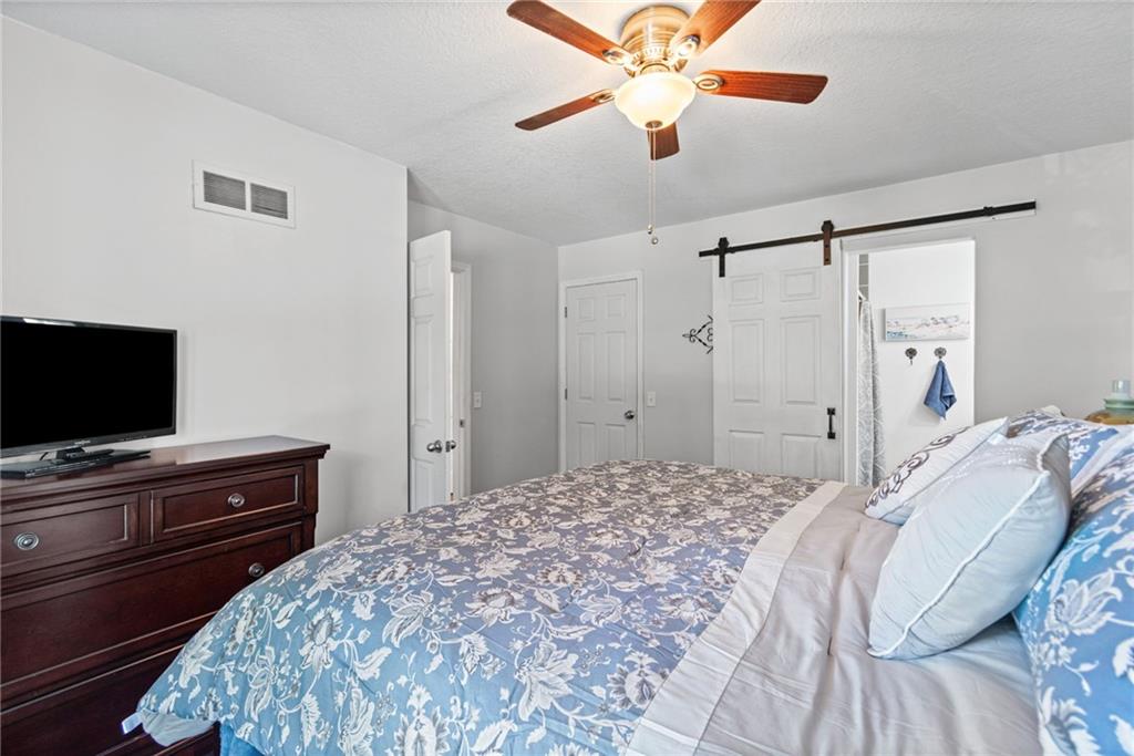 2392 Ne H Highway Property Photo 17