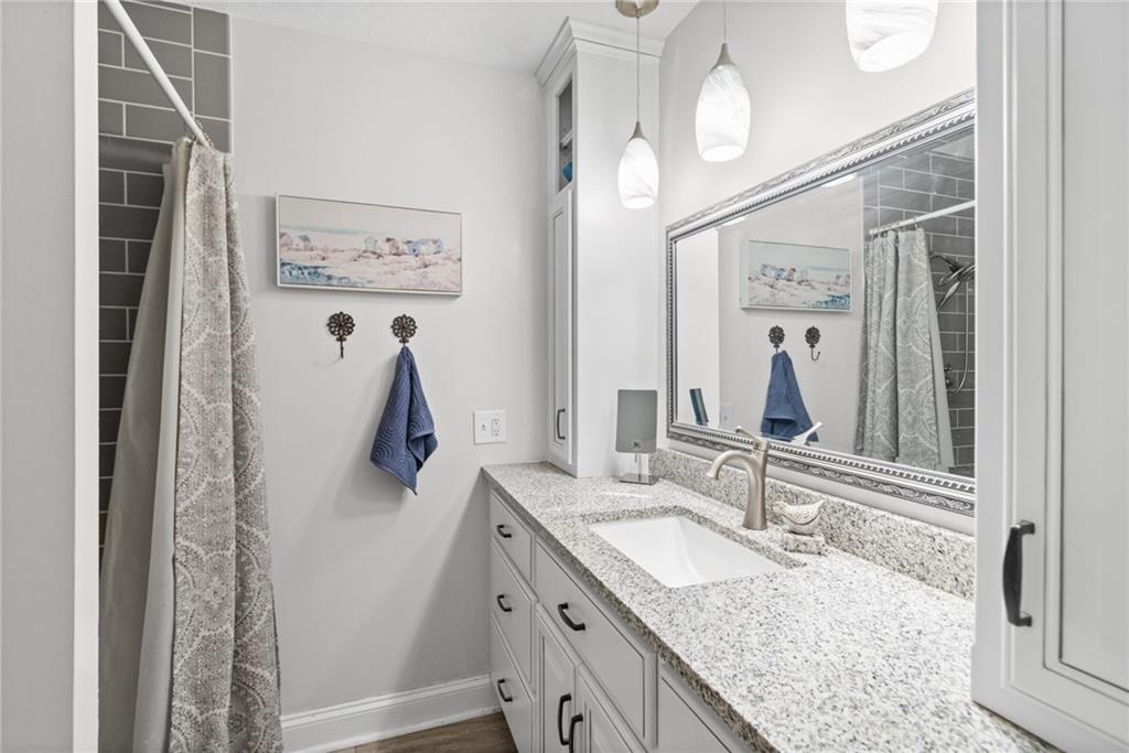 2392 Ne H Highway Property Photo 19