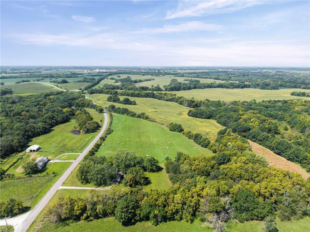 2392 Ne H Highway Property Photo 29