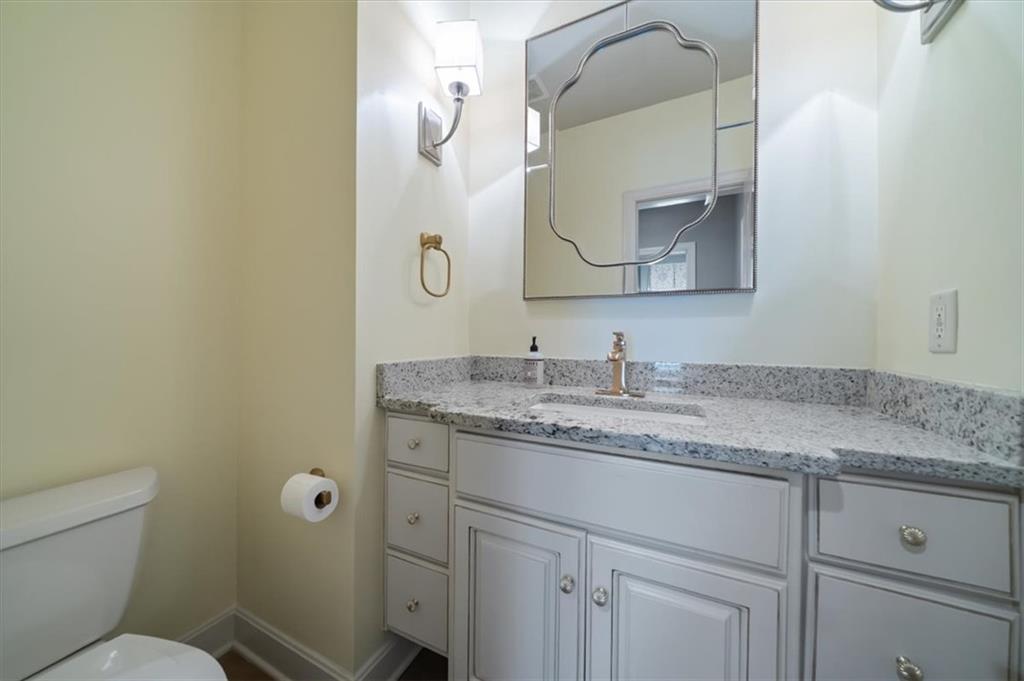 750 Suffolk Lane Property Photo 24