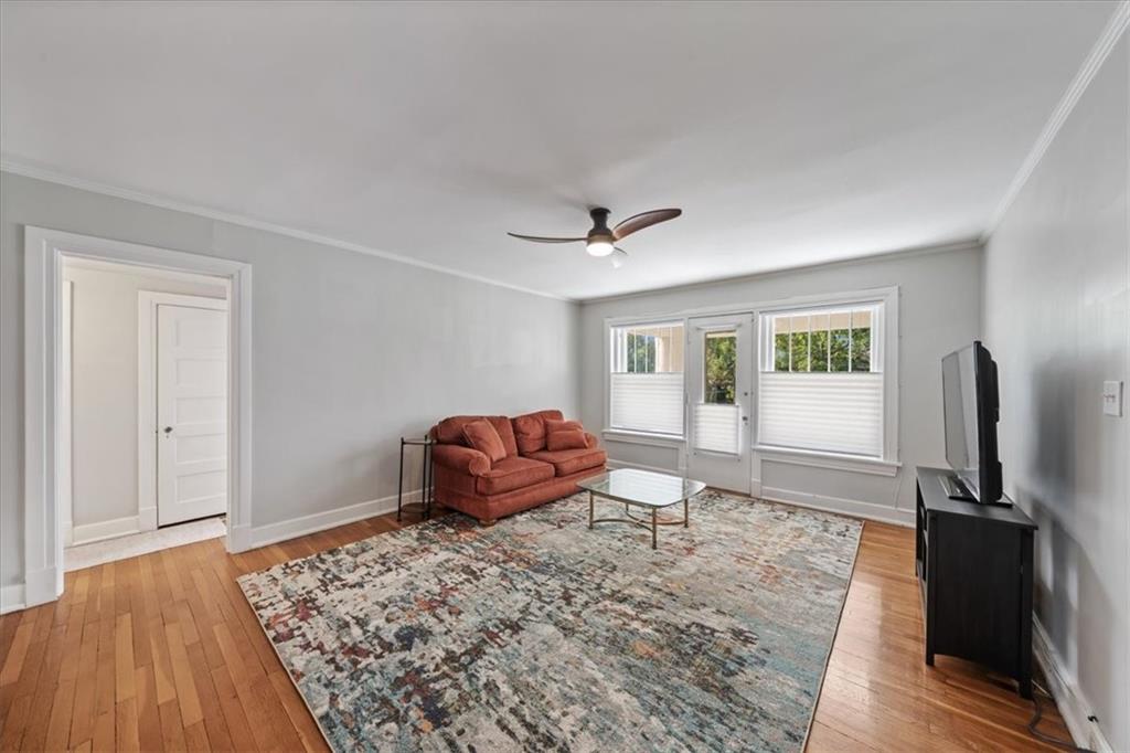 406 E 43rd Street Property Photo 4
