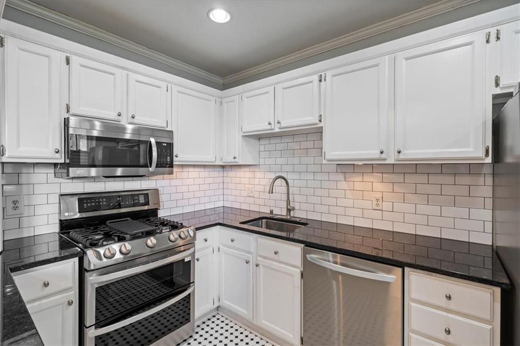 406 E 43rd Street Property Photo 11