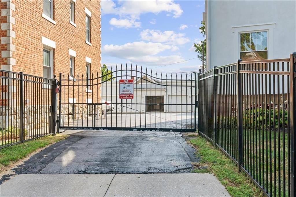 406 E 43rd Street Property Photo 19