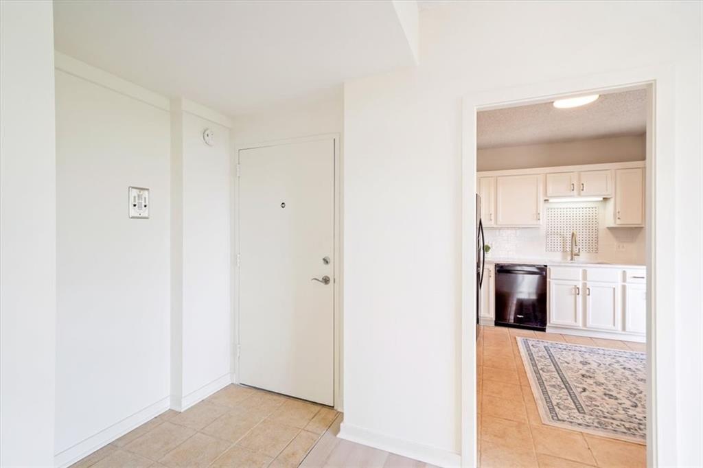 333 W Meyer Boulevard Property Photo 5