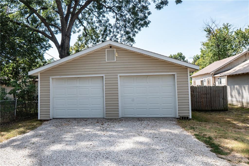 812 W Locust Street Property Photo 2