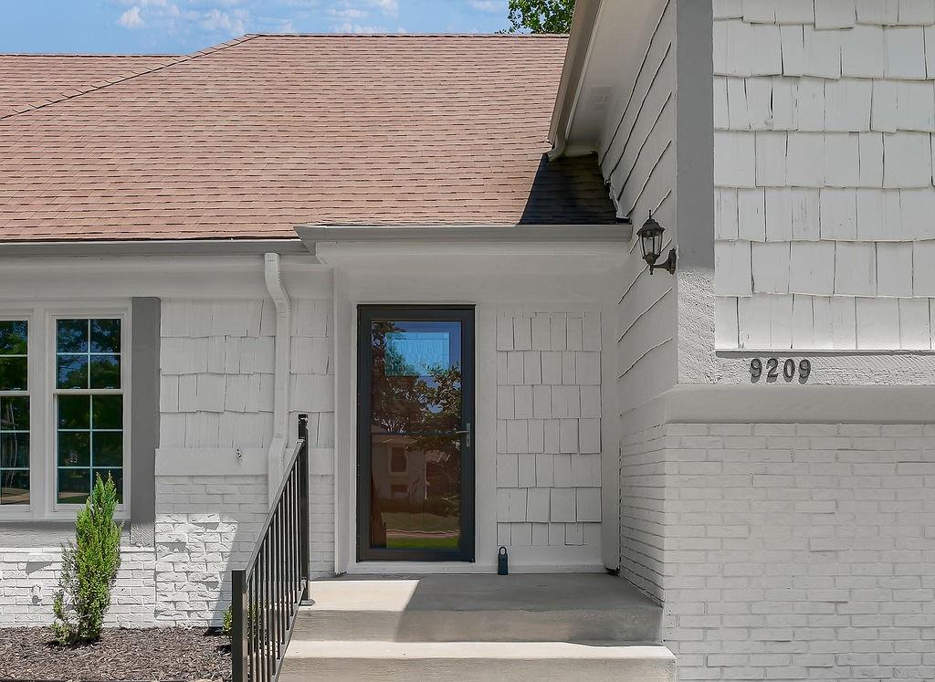 9209 Roe Avenue Property Photo 7