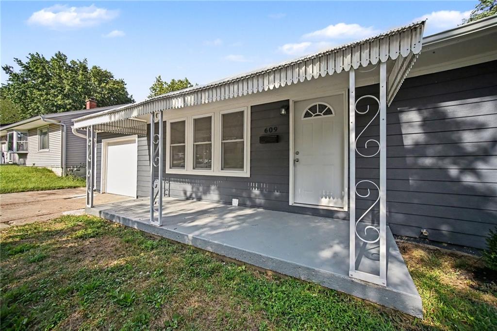 609 N Sunset Drive Property Photo 4