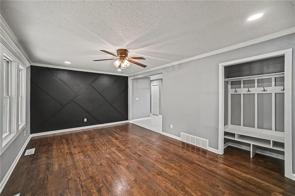 609 N Sunset Drive Property Photo 9