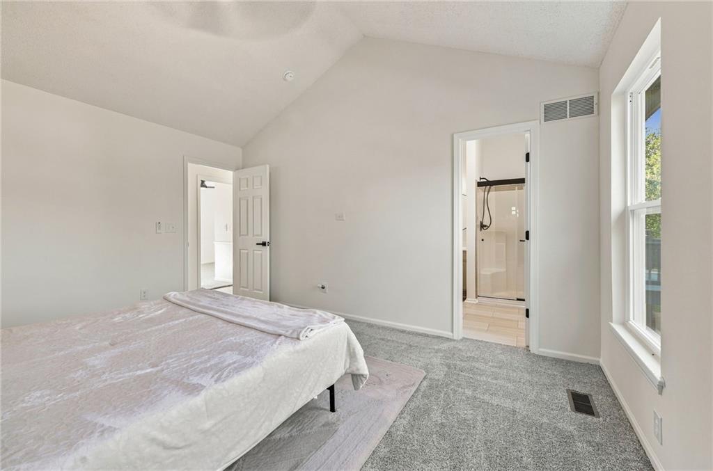 1005 N Clinton Street Property Photo 10