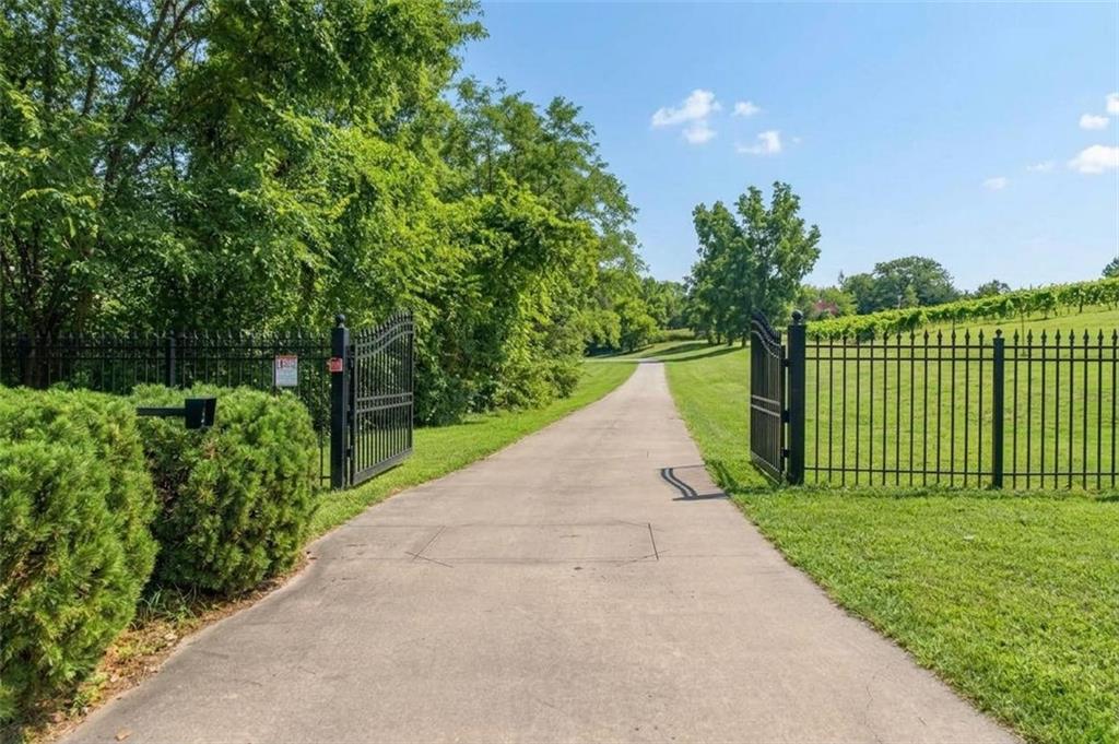 22350 Grass Pad Road Property Photo 3