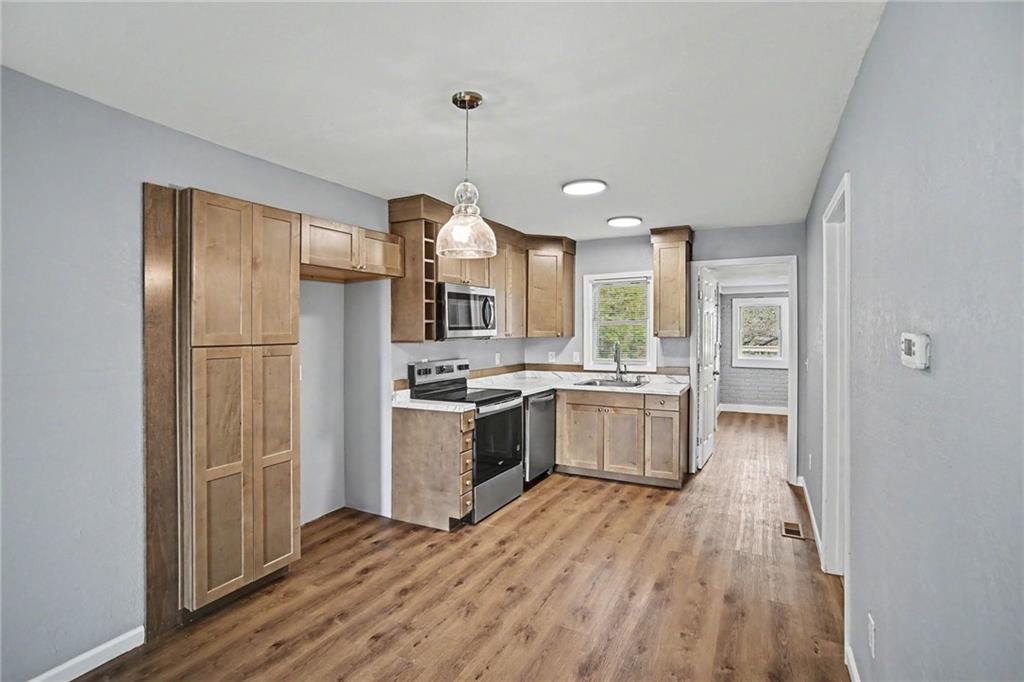 2306 N Hallock Street Property Photo 6