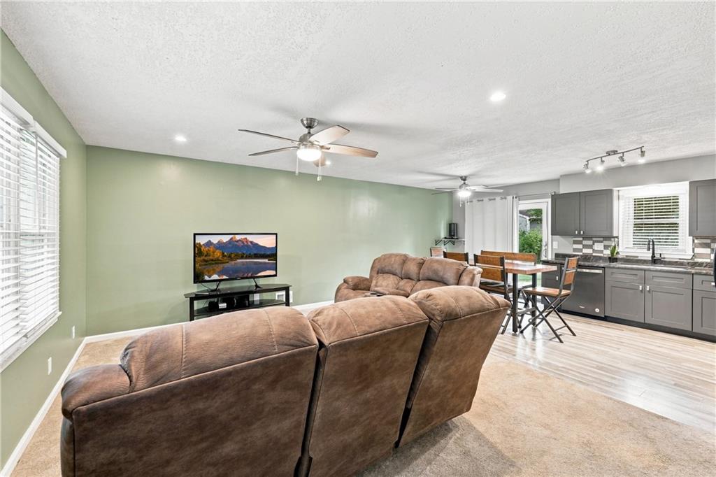 2206 S Park Avenue Property Photo 4
