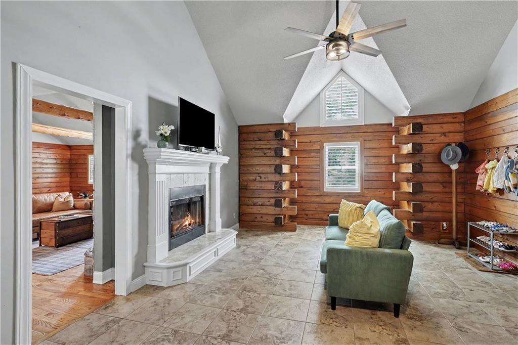 611 N Winnebago Drive Property Photo 14