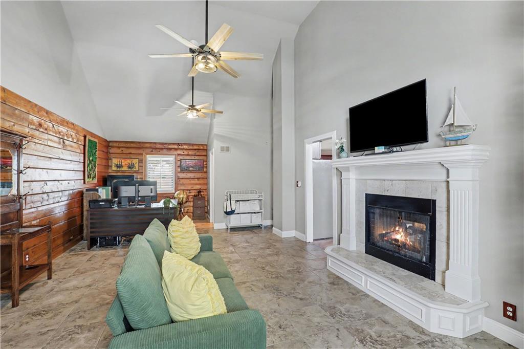 611 N Winnebago Drive Property Photo 15