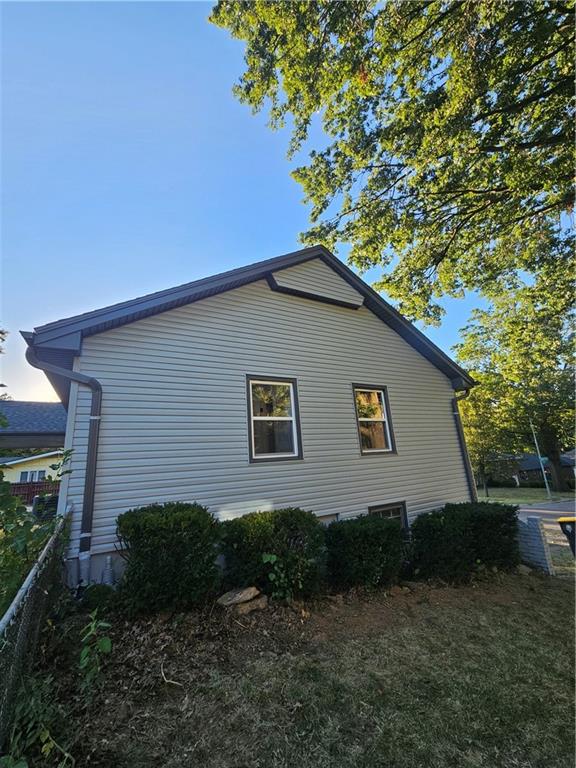 321 E 106th Terrace Property Photo 3