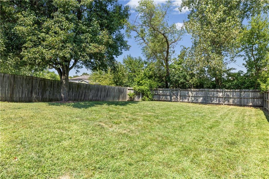 2402 E 27th Terrace Property Photo 10
