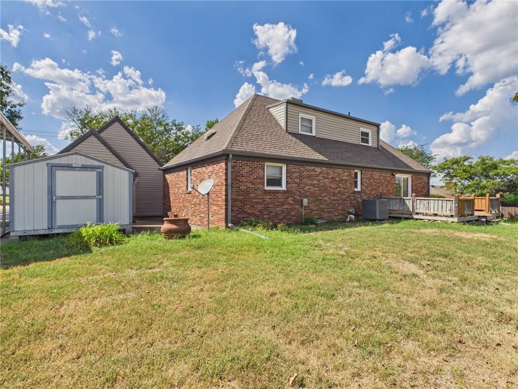 915 215th Street Property Photo 6