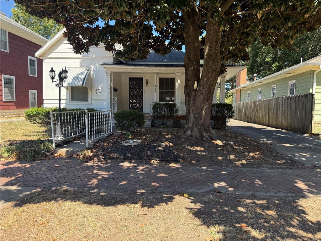 714 W 8th Street Property Photo 2