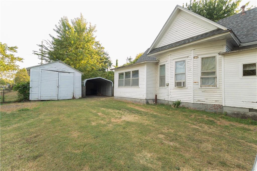 1027 E 6th Street Property Photo 3