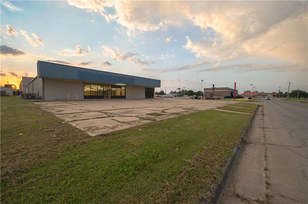 901 Lewark Street Property Photo 2