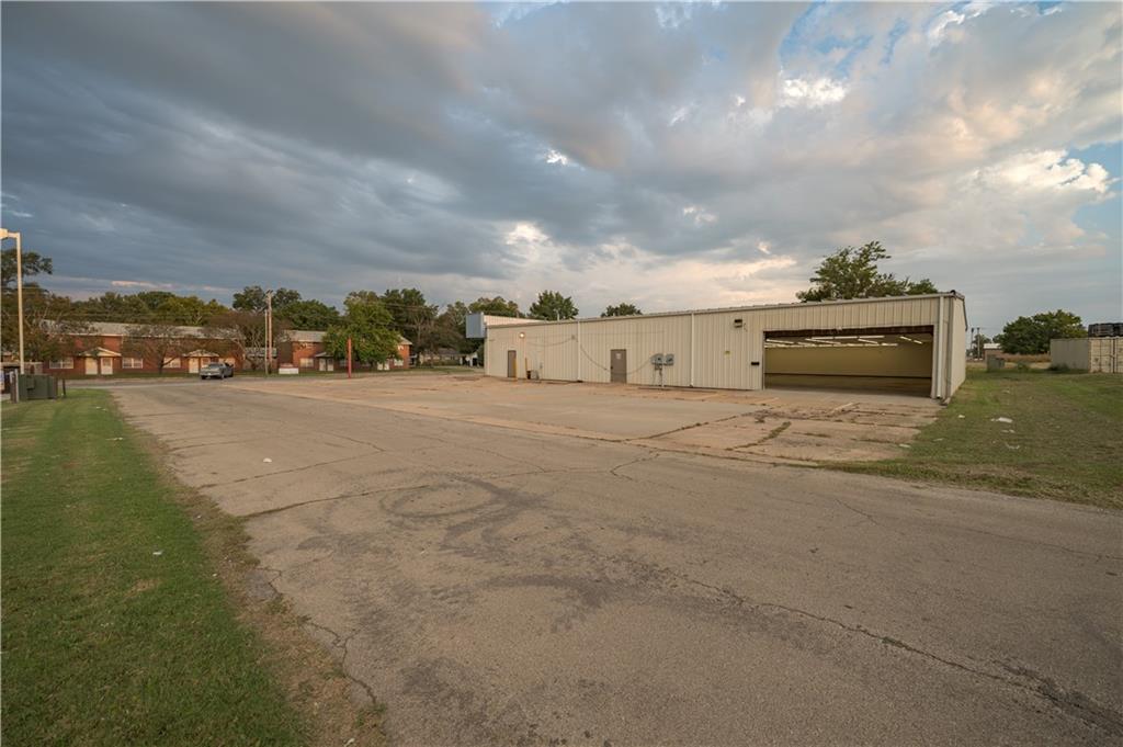 901 Lewark Street Property Photo 13