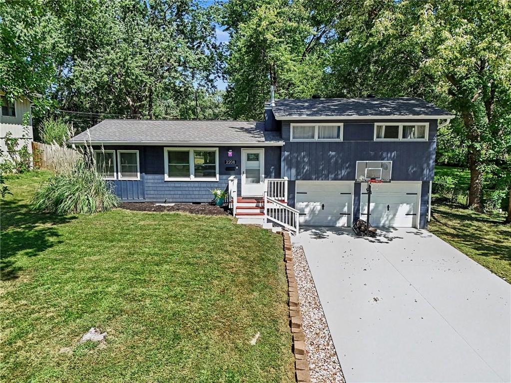 2208 NE 60th Terrace Property Photo 1