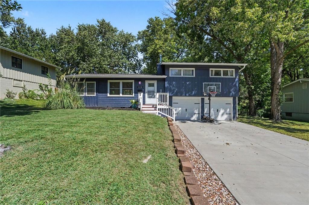 2208 Ne 60th Terrace Property Photo 3