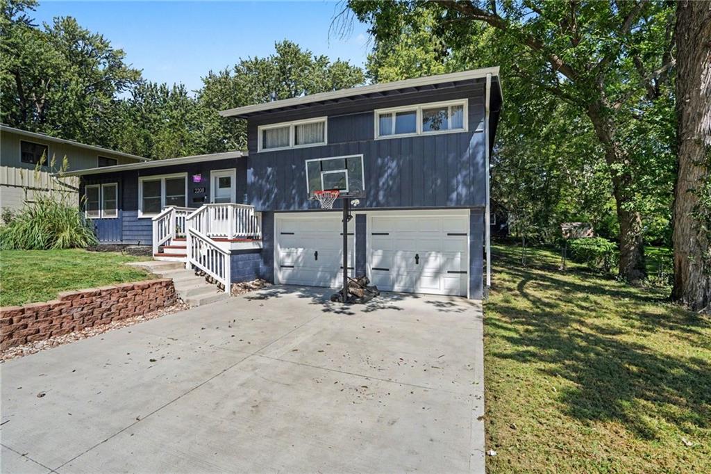 2208 Ne 60th Terrace Property Photo 5