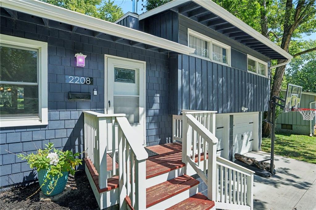 2208 Ne 60th Terrace Property Photo 6