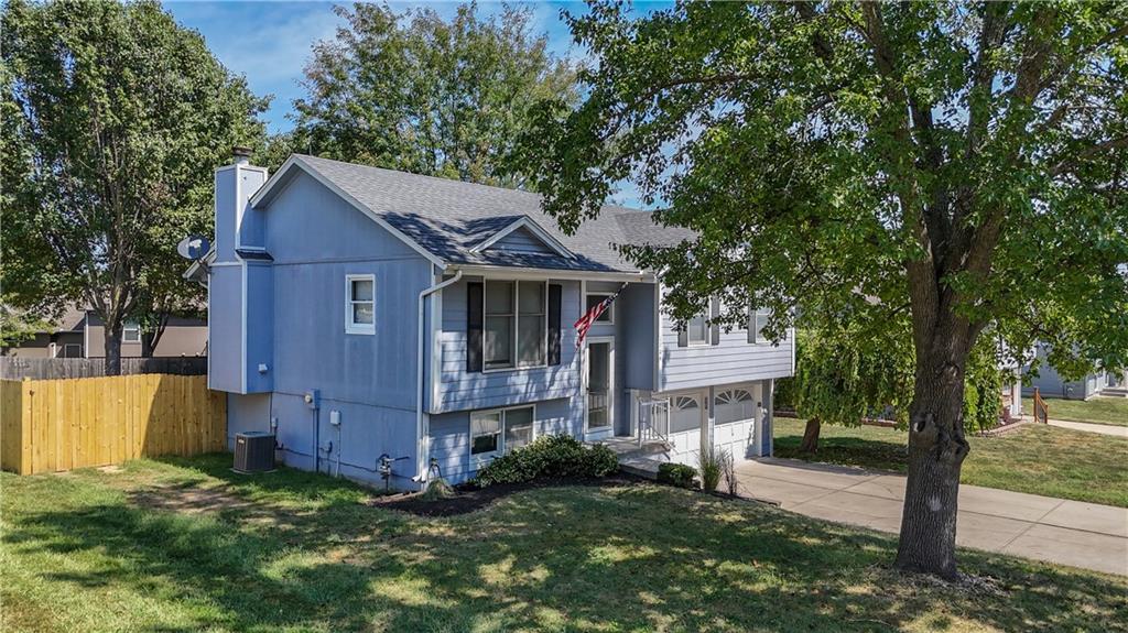 1704 Ne Patterson Drive Property Photo 2