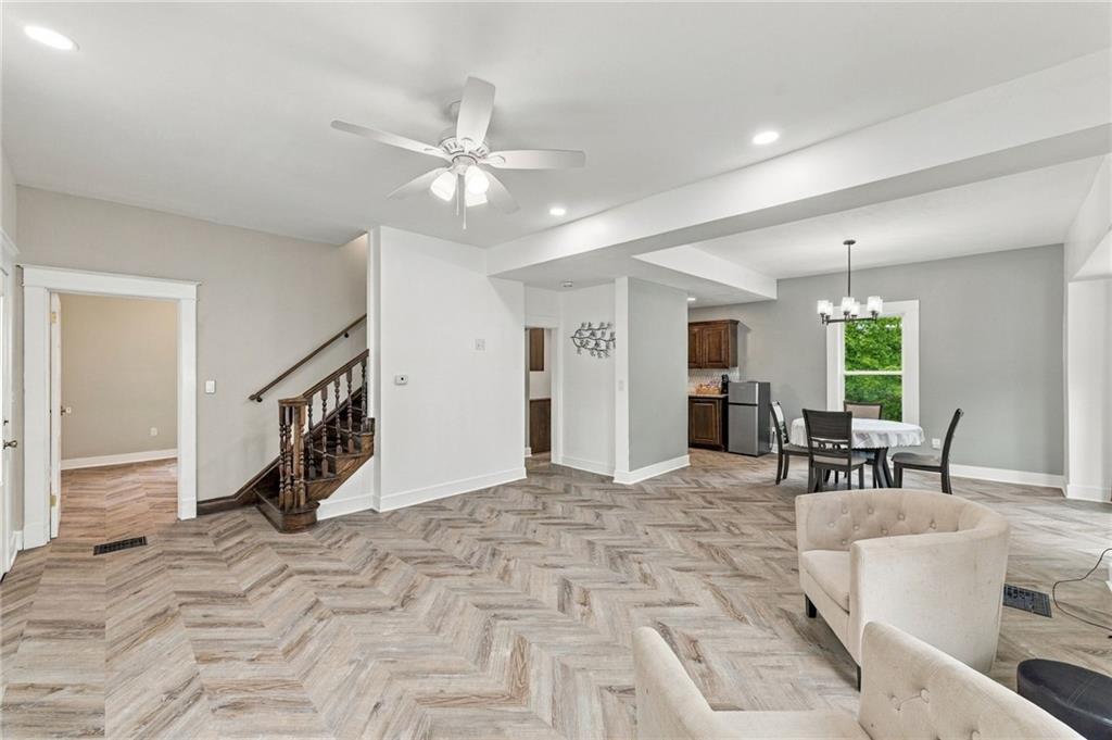 1432 W Walnut Street Property Photo 3