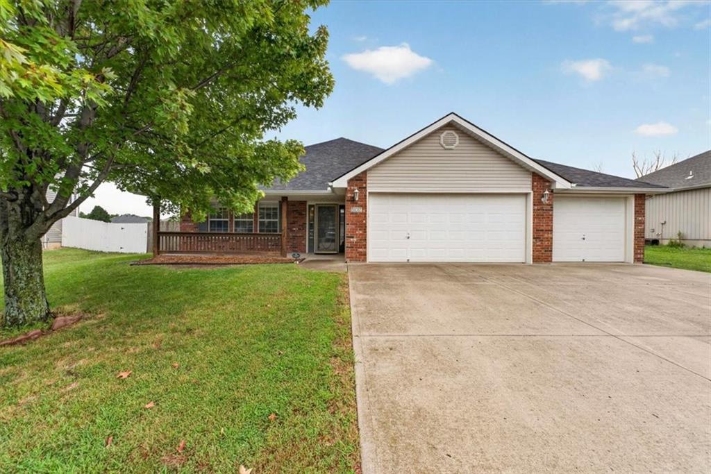 507 SW Cross Creek Drive Property Photo 1