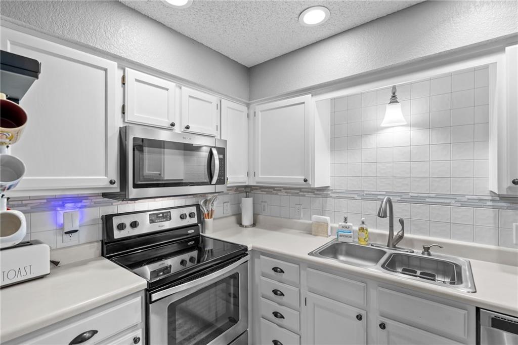 6066 Ne Moonstone Drive Property Photo 11
