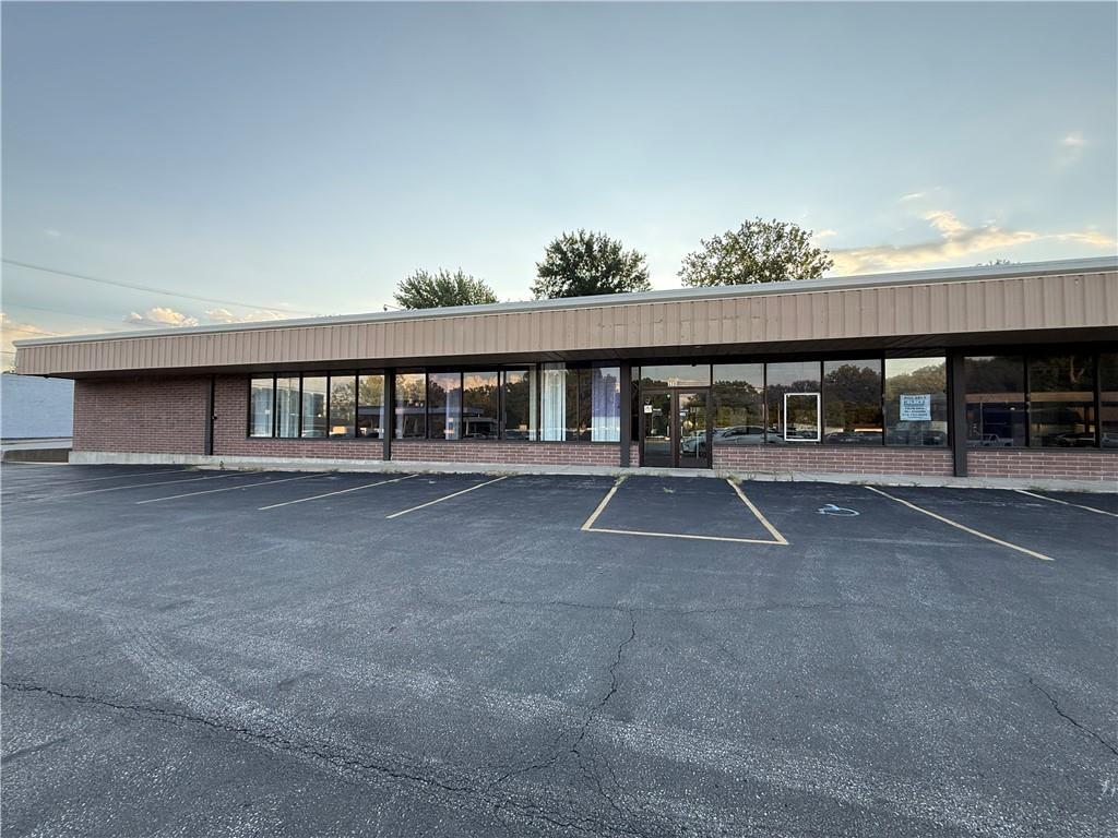 7407 N Oak Trafficway Property Photo 1