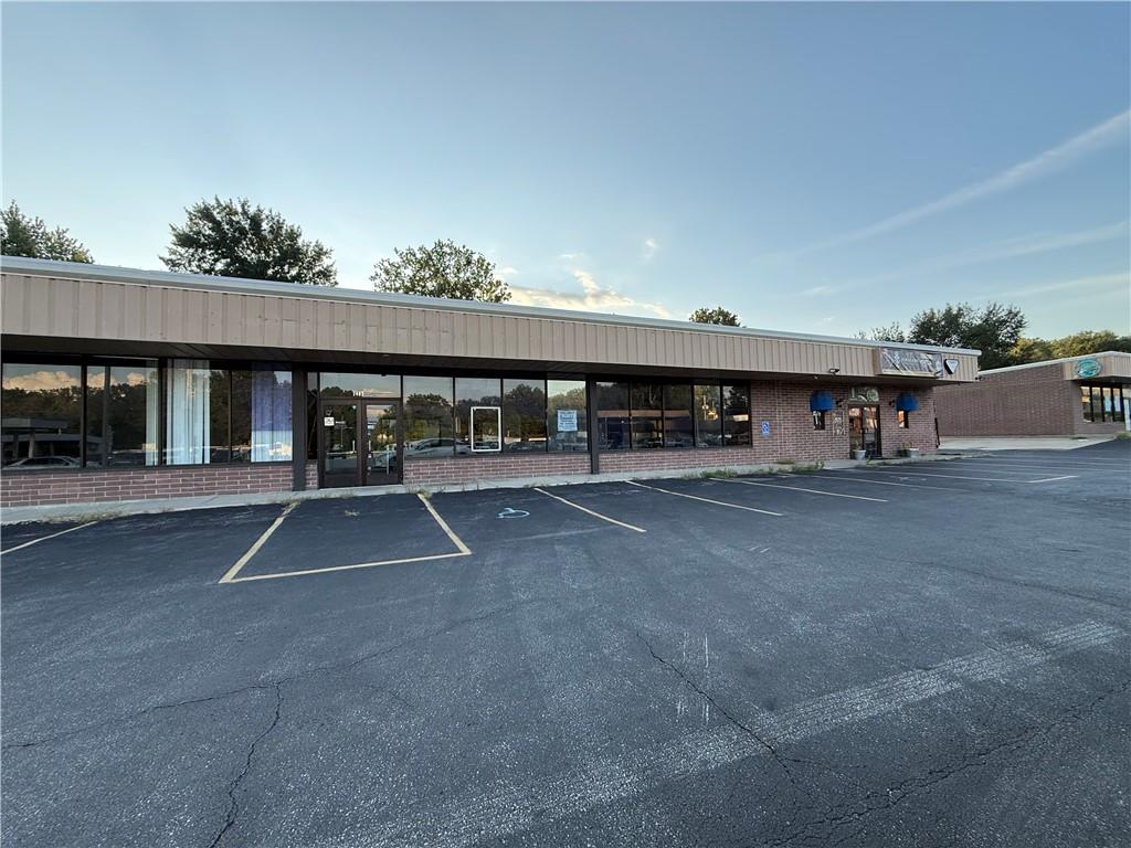 7407 N Oak Trafficway Property Photo 2