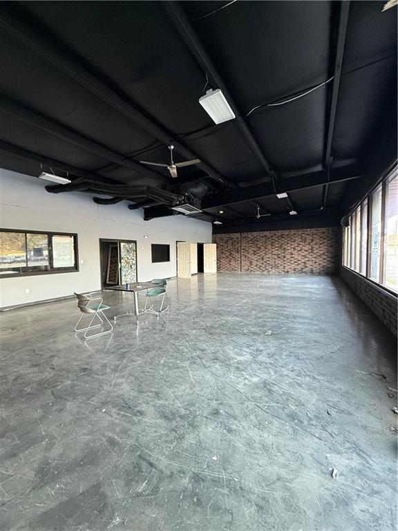 7407 N Oak Trafficway Property Photo 3
