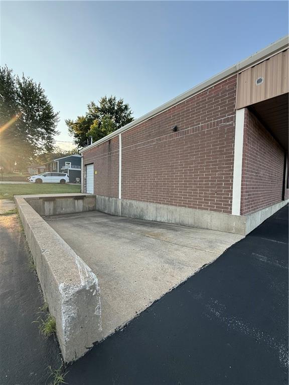 7407 N Oak Trafficway Property Photo 6