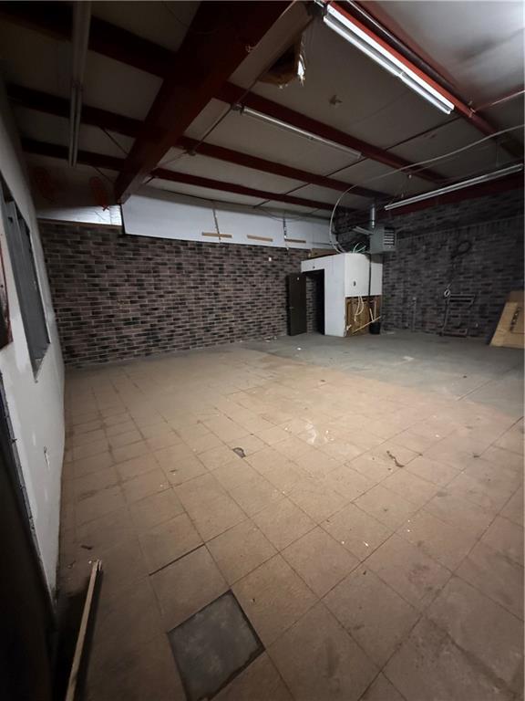 7407 N Oak Trafficway Property Photo 8