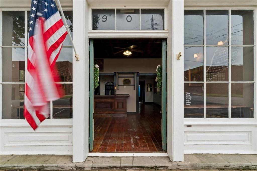 901 Franklin Avenue Property Photo 4