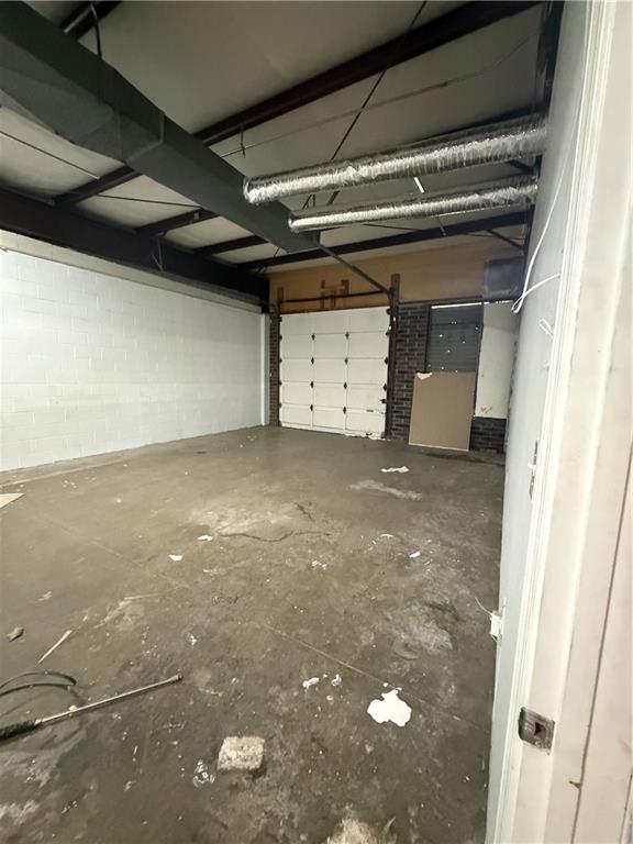7403 N Oak Trafficway Property Photo 6