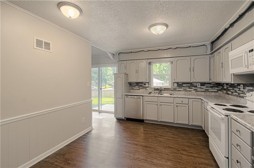 300 Parkwood Drive Property Photo 12