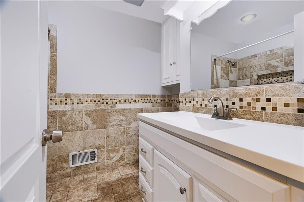 9800 Walmer Street Property Photo 15