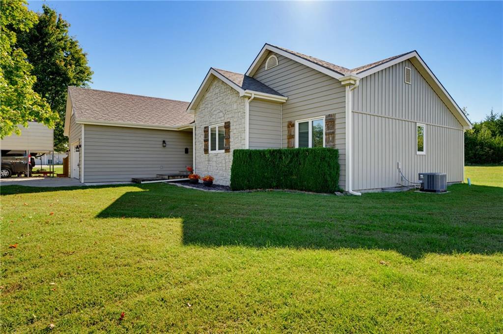 1185 E 1067 Road Property Photo 4