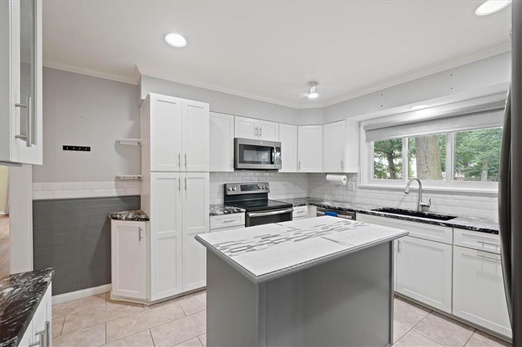 10616 Oak Street Property Photo 14