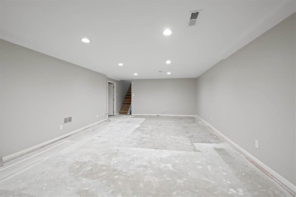 10616 Oak Street Property Photo 28