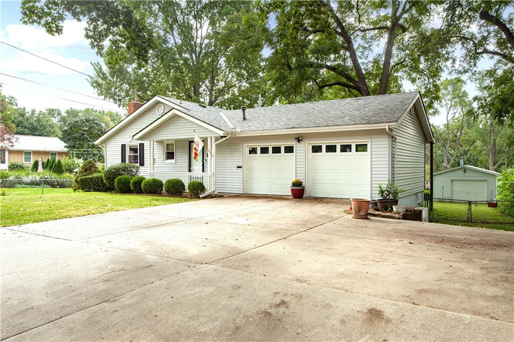 7915 W 77th Street Property Photo 3