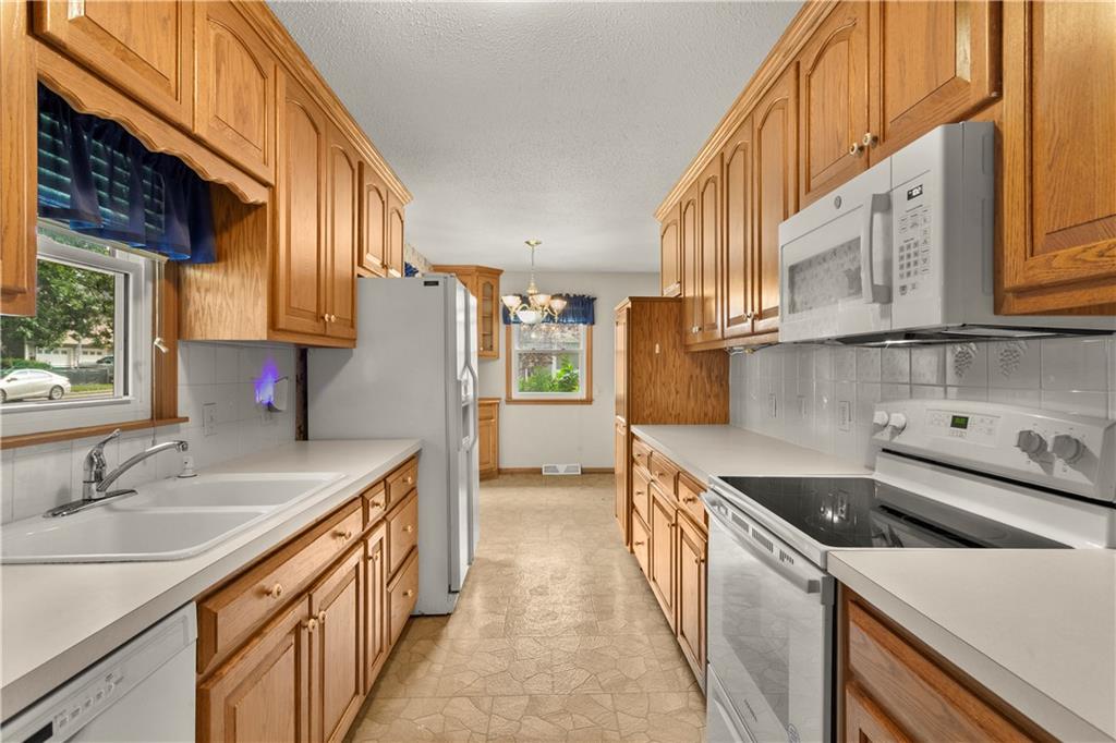 7915 W 77th Street Property Photo 4