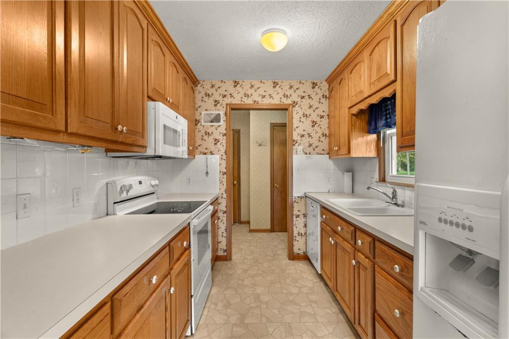 7915 W 77th Street Property Photo 6