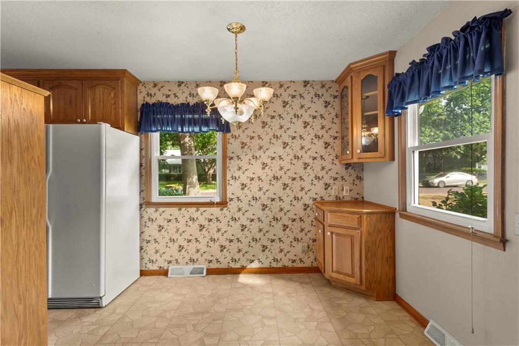 7915 W 77th Street Property Photo 7